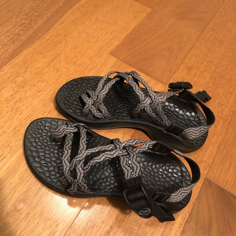 Black and Grey, toe strap Chacos